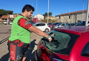 Insólito: pontapé no 'rugby' provoca incidente rodoviário