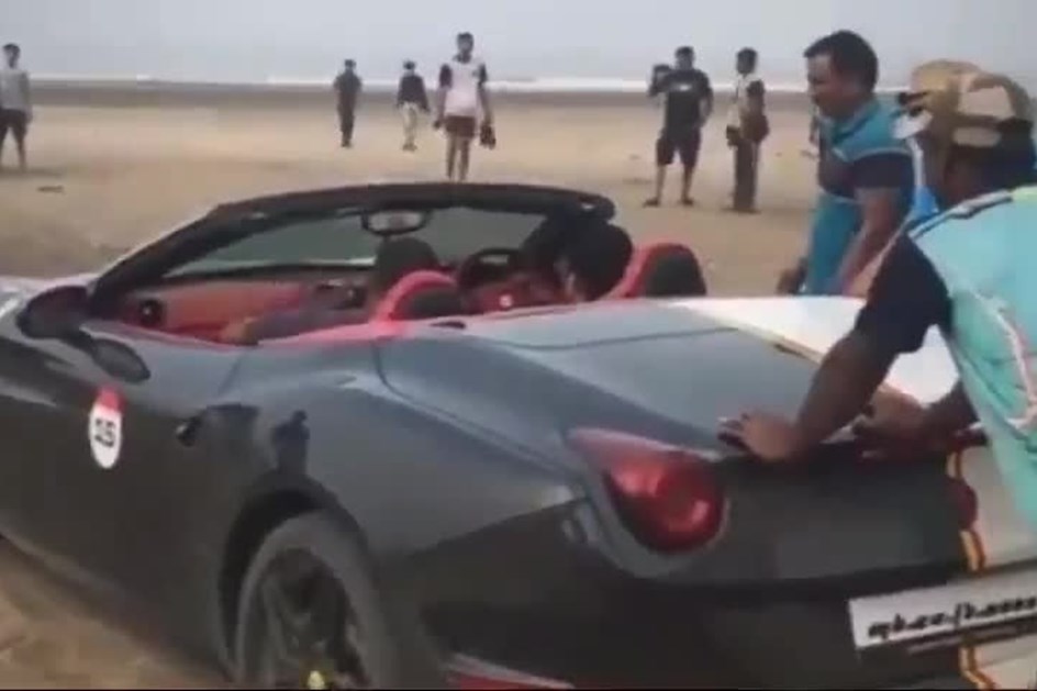 Ferrari California salvo da maré cheia… por um par de bois!