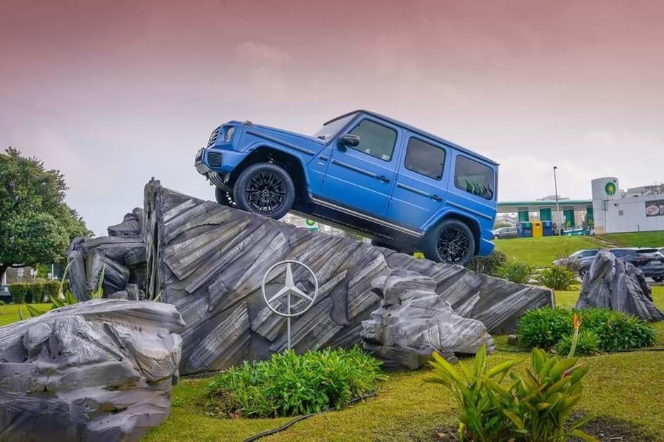 Mercedes-Benz G580 a ''ver'' os aviões no aeroporto de Lisboa