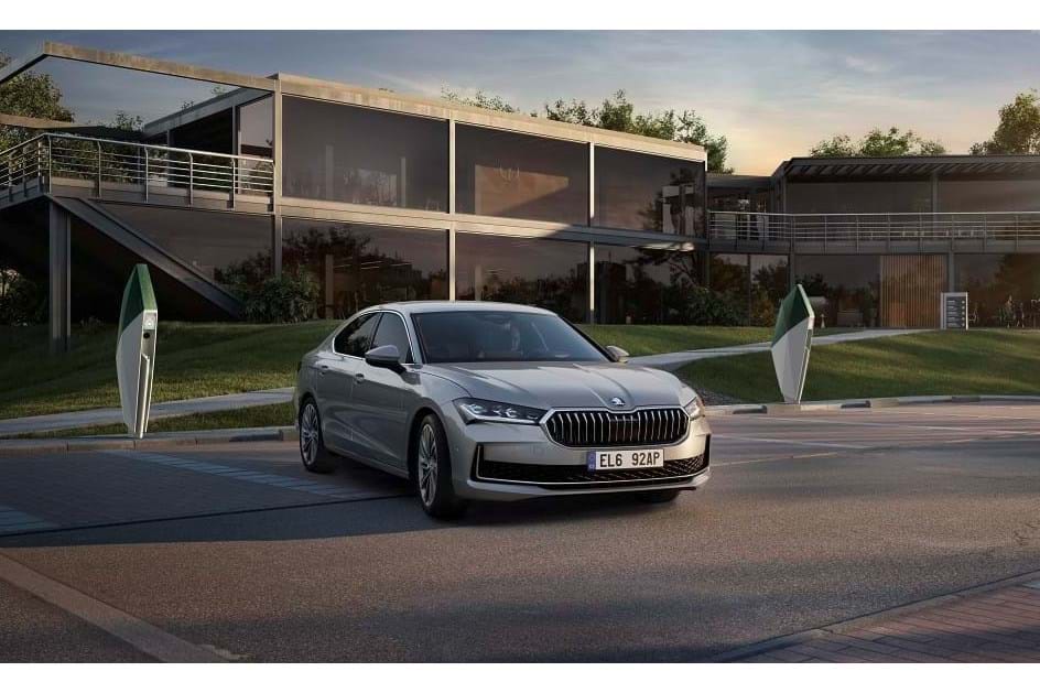 Skoda Superb em forma de berlina também já é híbrido 'plug-in'