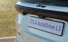 De olhos fechados sem mãos no volante: AutoDrive da Stellantis automatiza condução