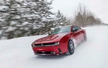 Derrapar na neve? Dodge Charger é o primeiro 'muscle car' eléctrico com tracção integral!