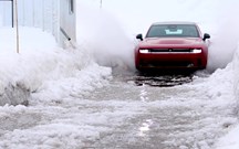 Derrapar na neve? Dodge Charger é o primeiro 'muscle car' eléctrico com tracção integral!