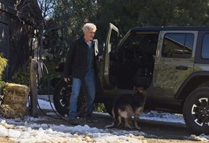 Harrison Ford não precisa de manual para guiar um Jeep