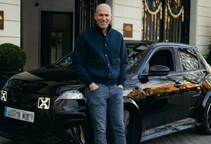 Zinedine Zidane leva Alpine A290 a ''passear'' por Madrid