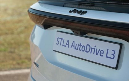 De olhos fechados sem mãos no volante: AutoDrive da Stellantis automatiza condução