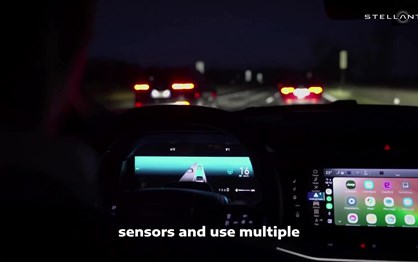 De olhos fechados sem mãos no volante: AutoDrive da Stellantis automatiza condução