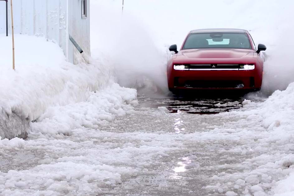 Derrapar na neve? Dodge Charger é o primeiro 'muscle car' eléctrico com tracção integral!