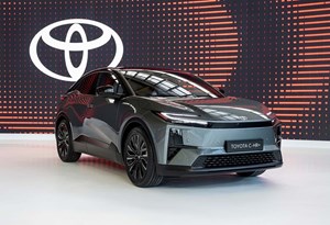 Toyota C-HR passa a eléctrico… mas tão diferente dos ''irmãos'' híbridos!