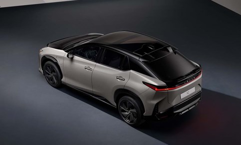 Lexus RZ tem mais potência e autonomia… com caixa manual!