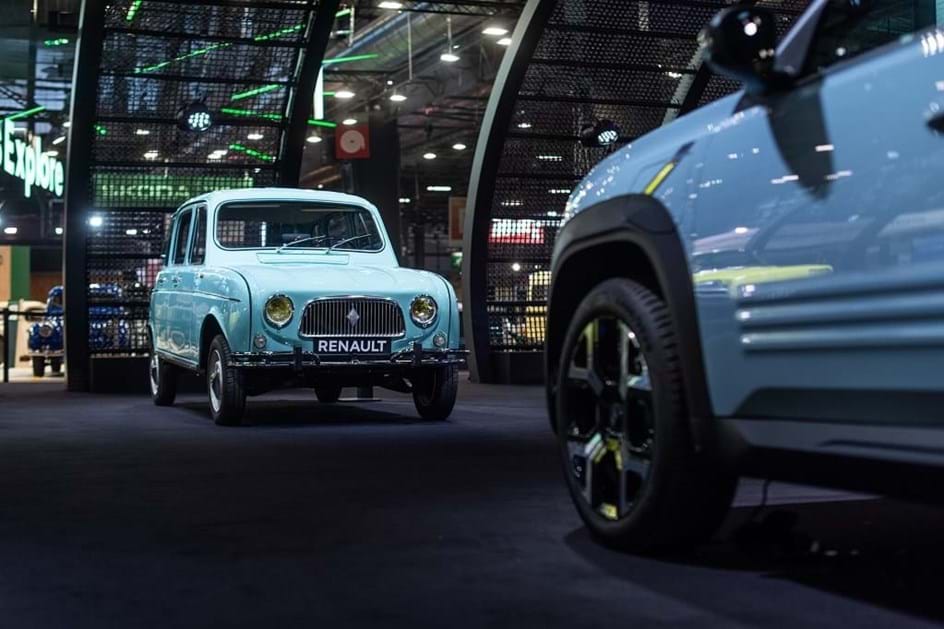 Preços revelados: Renault 4 E-Tech Electric já pode ser reservado