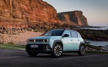 Primeiro contacto ao volante: R4 E-Tech Electric estreia-se na Ericeira