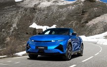 Alpine A390 procura fãs ''eléctricos'' por 'fastbacks' poderosos