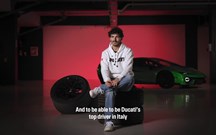 Francesco Bagnaia impressiona-se ao volante do Lamborghini Temerario