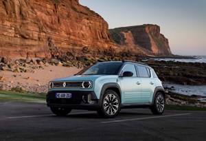 Primeiro contacto ao volante: R4 E-Tech Electric estreia-se na Ericeira