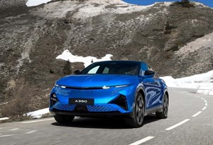 Alpine A390 procura fãs ''eléctricos'' por 'fastbacks' poderosos