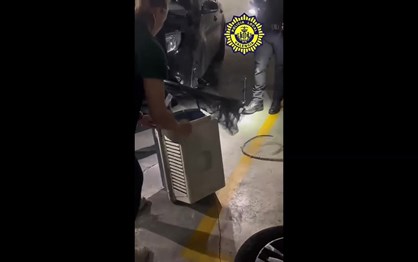 Condutor descobre maior cobra da Europa… no motor do carro!