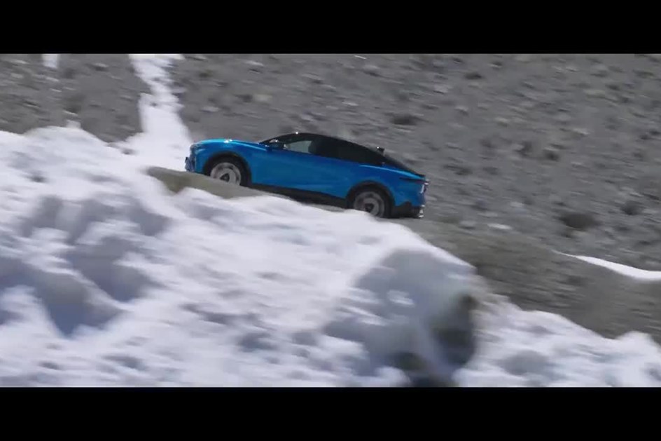Alpine A390 procura fãs ''eléctricos'' por 'fastbacks' poderosos