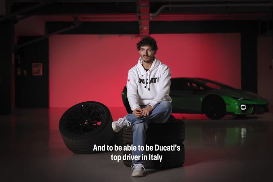 Francesco Bagnaia impressiona-se ao volante do Lamborghini Temerario
