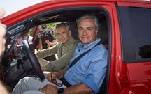 Carlos Sainz forma bombeiros ao volante da Ford Ranger Raptor