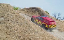 Carlos Sainz forma bombeiros ao volante da Ford Ranger Raptor