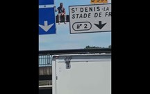 Aprenda a parar o trânsito: pendure-se num pórtico da auto-estrada!