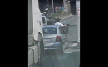 Aprenda a parar o trânsito: pendure-se num pórtico da auto-estrada!