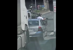 Aprenda a parar o trânsito: pendure-se num pórtico da auto-estrada!