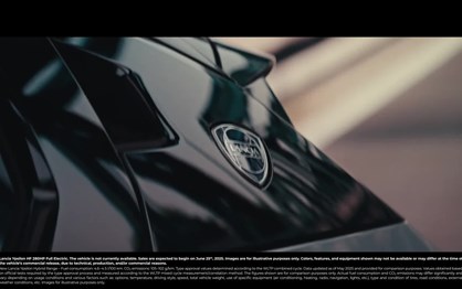 Lancia Ypsilon HF a chegar entre bramidos de elefante