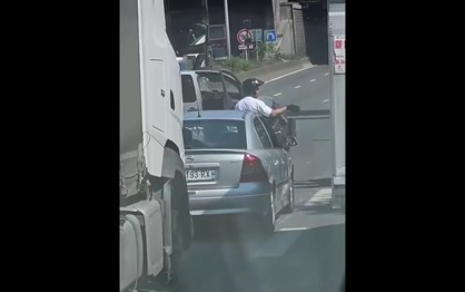 Aprenda a parar o trânsito: pendure-se num pórtico da auto-estrada!