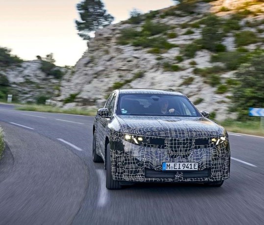 BMW iX3 nos testes finais antes da estreia em Munique