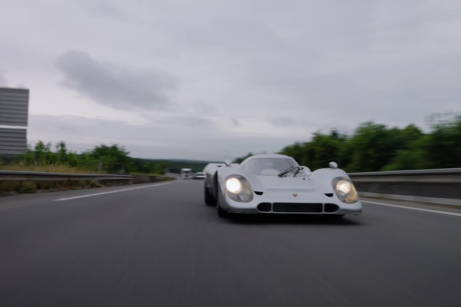 Hiper híbrido único: veja como o Porsche 963 RSP se sai na estrada