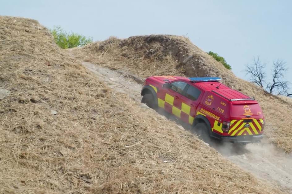 Carlos Sainz forma bombeiros ao volante da Ford Ranger Raptor