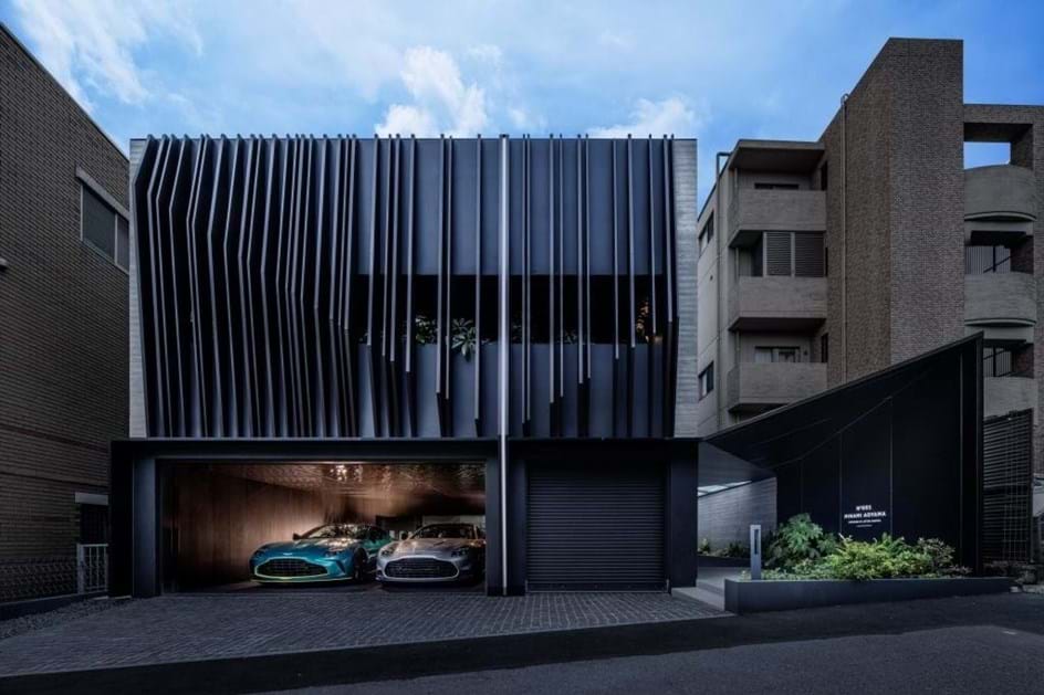Garagem milionária: Aston Martin estreia mansão em Tóquio 