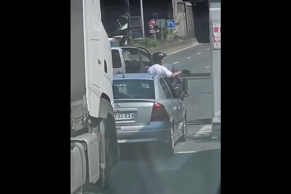 Aprenda a parar o trânsito: pendure-se num pórtico da auto-estrada!