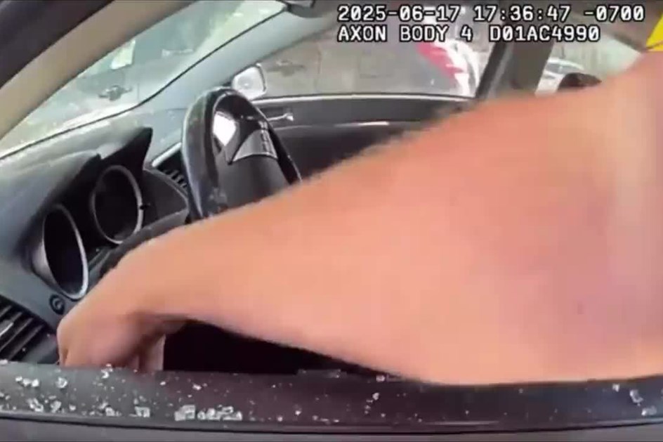 EUA: bebé a ''assar'' dentro do carro salvo pela polícia