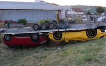 Um caso de ''amor'' insólito: Ferrari e Mercedes-Benz capotam juntos