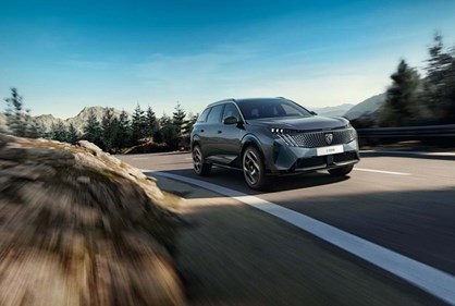 Até 490 km eléctricos: Peugeot E-3008 e E-5008 Dual Motor 325 já têm reservas abertas