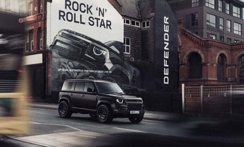 Land Rover leva Oasis em digressão com negro Defender Octa Black