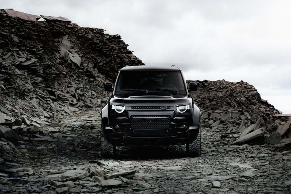 Land Rover leva Oasis em digressão com negro Defender Octa Black