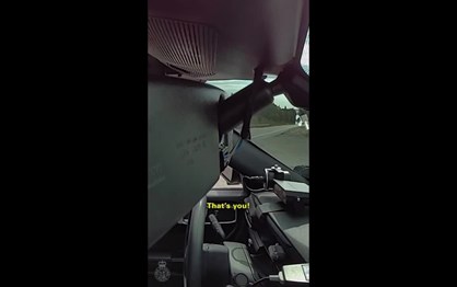 ''Mãe, vem buscar-me, a polícia está a rebocar o meu Ferrari!''