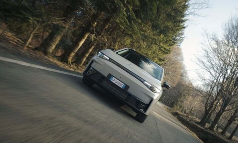 Ainda mais poderoso: Leapmotor dá 585 cv ao C10 AWD