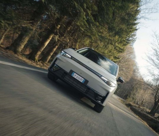 Ainda mais poderoso: Leapmotor dá 585 cv ao C10 AWD