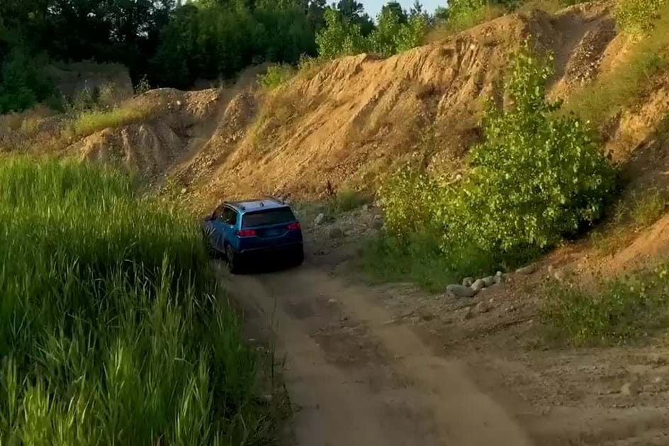Jeep Cherokee ataca 'off-road' com solução micro híbrida inédita
