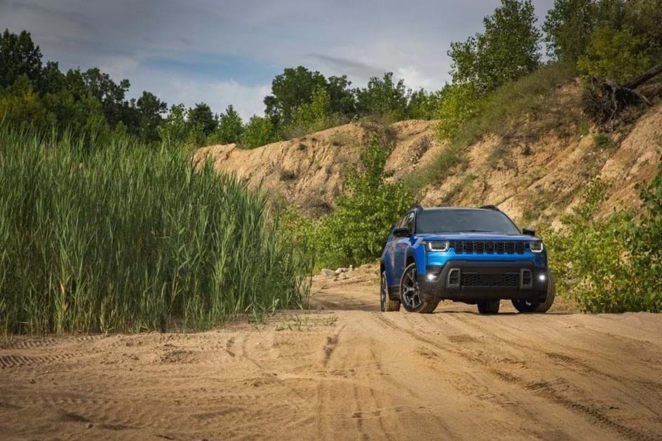 Jeep Cherokee ataca 'off-road' com solução micro híbrida inédita