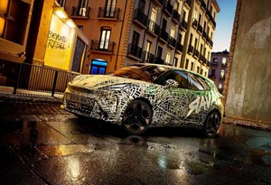 Cupra Raval quase de série mostra-se camuflado em Munique