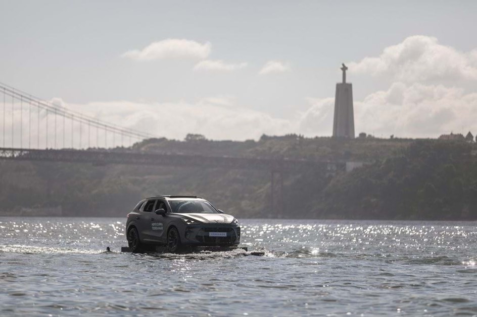 Cupra Terramar ''cortou'' águas do Tejo com Lisboa em pano de fundo