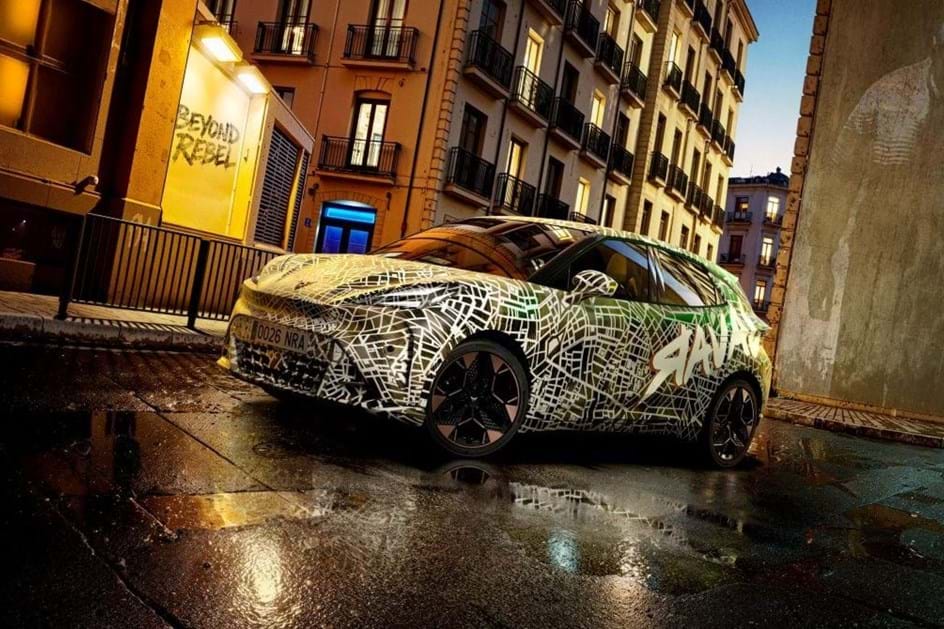 Cupra Raval quase de série mostra-se camuflado em Munique