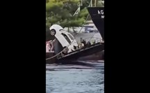 Não caiu à água por milagre: SUV capota a sair de 'ferryboat'