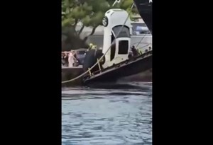 Não caiu à água por milagre: SUV capota a sair de 'ferryboat'